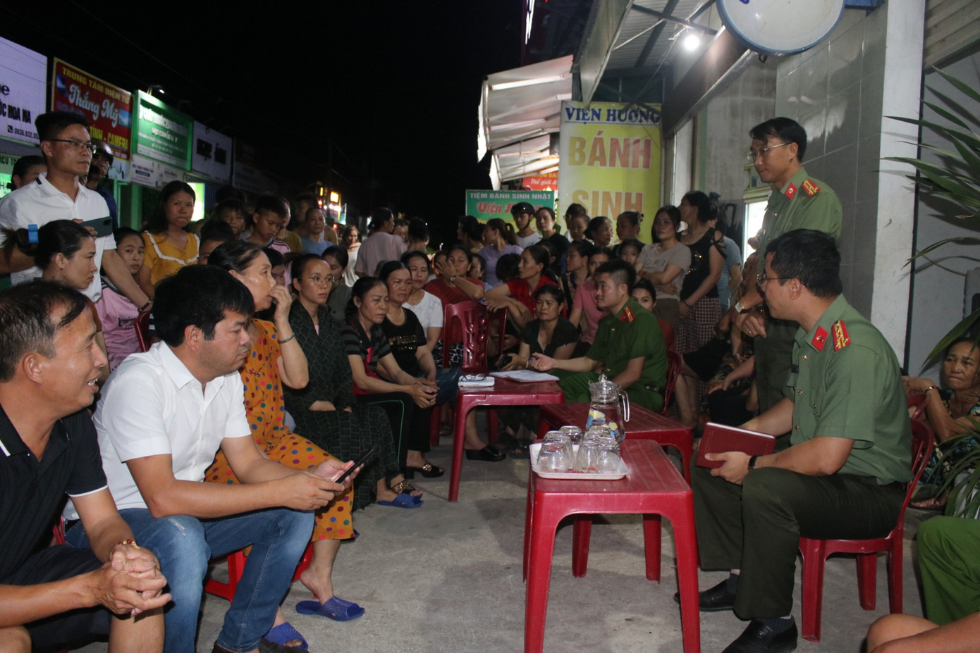 Đại tá Nguyễn Hồng Phong, Giám đốc Công an Hà Tĩnh trực tiếp có mặt, tiếp cận ý kiến của người dân. Đại tá Nguyễn Hồng Phong, Giám đốc Công an Hà Tĩnh trực tiếp có mặt, tiếp cận ý kiến của người dân.