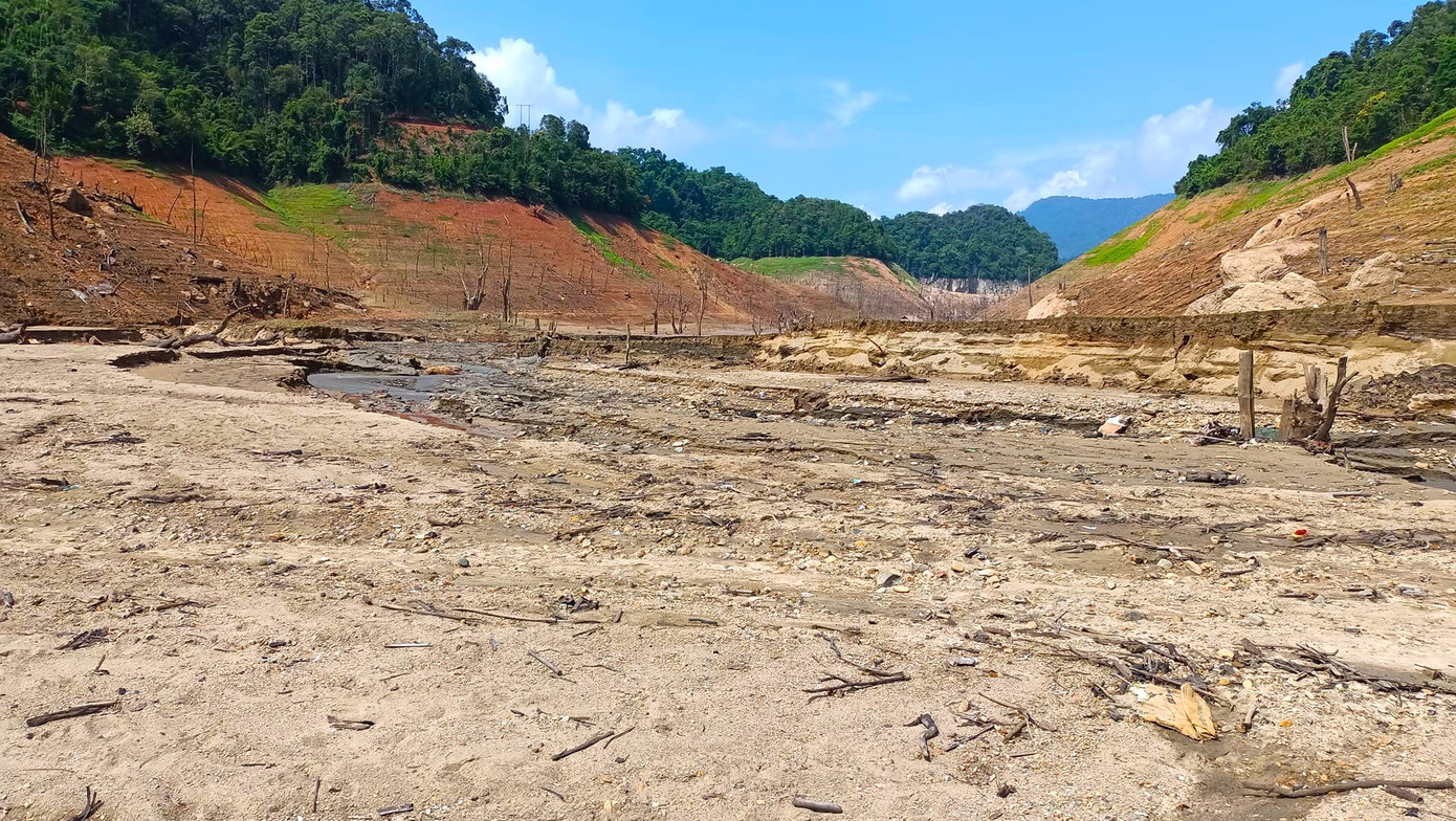 Thời gian qua, trên địa bàn tỉnh Nghệ An không có mưa, thời tiết nắng nóng kéo dài cùng với việc xuất hiện hiện tượng El Nino khiến nhiều hồ đập trên địa bàn tỉnh này bị cạn nước. Theo thống kê, tỉnh Nghệ An có hơn 1.061 hồ đập, trong đó hiện có gần một nửa số hồ đập lượng nước dưới 50% dung tích thiết kế.