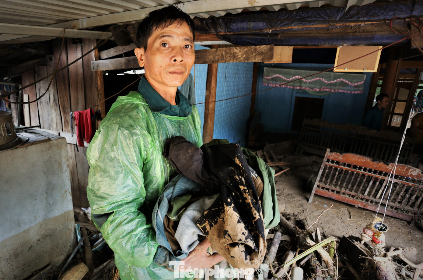 Ông Lô Văn Bảy (45 tuổi, bản Hòa Sơn, xã Tà Cạ) cho biết rạng sáng 2/10, lũ ầm ầm đổ về nhiều đợt, cuốn phăng tài sản, đồ đạc trong nhà. "Nghe thông báo, cả nhà ôm nhau chạy đến nơi cao tránh lũ. Nước đổ về quá nhanh nên không kịp mang theo thứ gì. Bây giờ thì mất hết", ông nói.