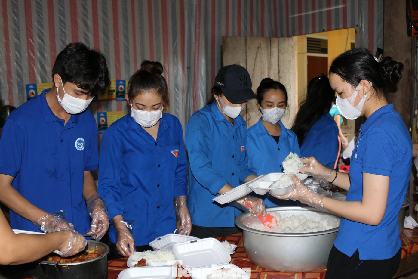 Mỗi buổi nấu ăn có khoảng hơn 10 thanh niên tình nguyện cùng giáo viên tham gia.