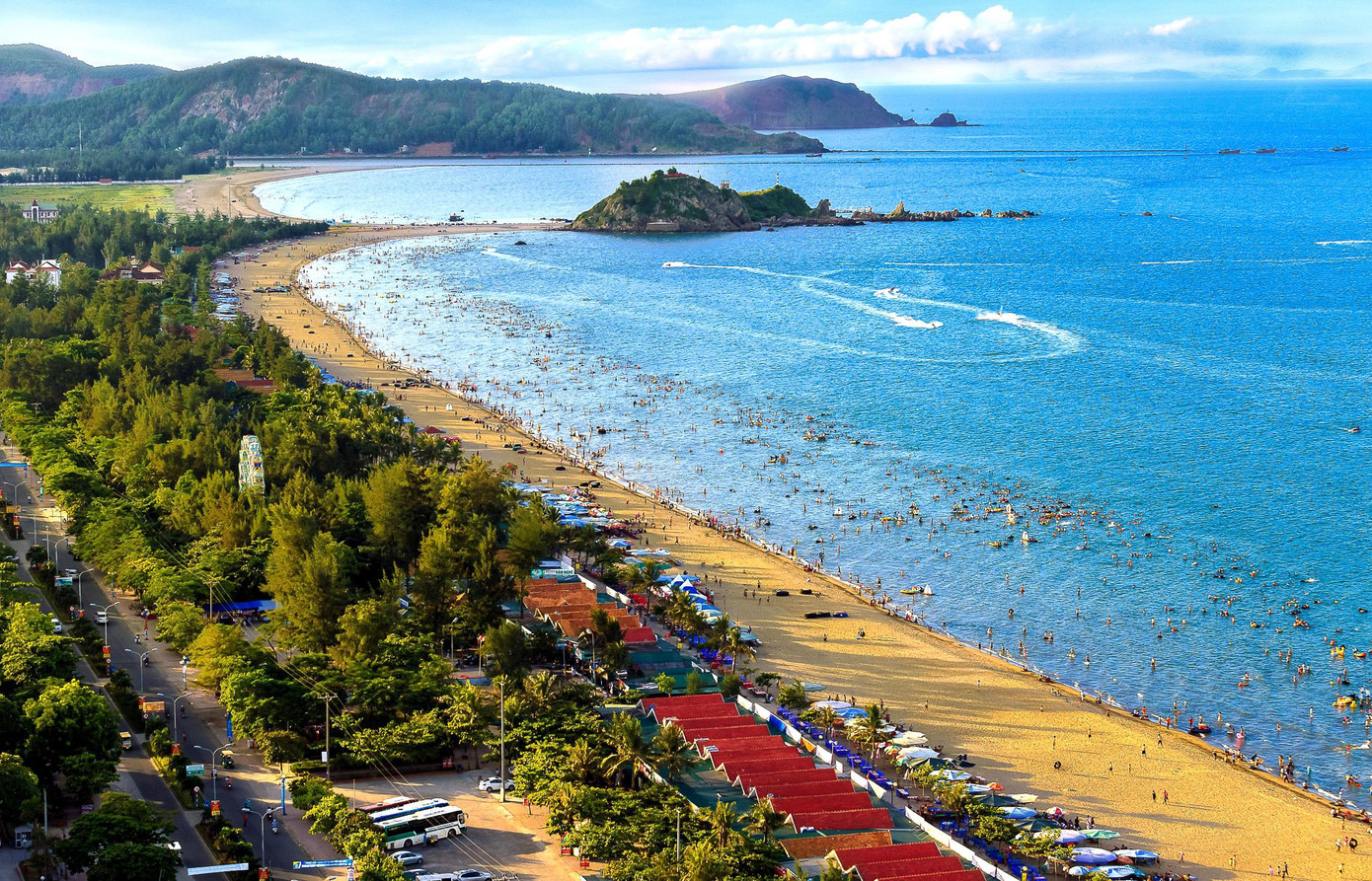 Nắng vàng rực rỡ, bãi cát dài phẳng lặng dọc bãi biển Cửa Lò.