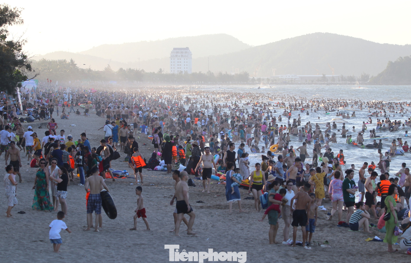 Trong 2 ngày cuối tuần 8-9/7, hàng vạn du khách thập phương đã kéo nhau về bãi biển Cửa Lò (TX. Cửa Lò, Nghệ An) để chơi, tắm biển, giải nhiệt sau 1 tuần làm việc căng thẳng.