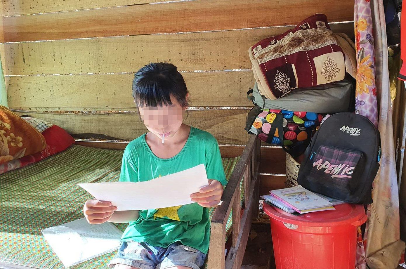 Con gái đầu của chị H. luôn lẩn tránh mỗi khi người bố Trung Quốc gọi điện thoại về. Con gái đầu của chị H. luôn lẩn tránh mỗi khi người bố Trung Quốc gọi điện thoại về.