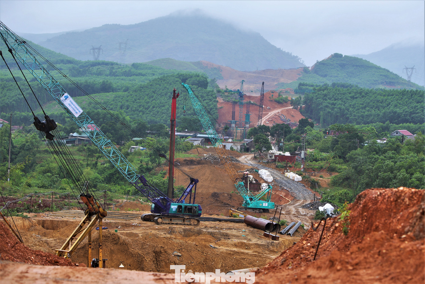 Các nhà thầu thuộc dự án thành phần Vũng Áng - Bùng đang triển khai 13 mũi thi công (7 mũi thi công đường, 3 mũi thi công cầu, 1 mũi thi công hầm, 2 mũi thi công cống hộp, hầm chui dân sinh) với 128 đầu máy móc thiết bị, 215 công nhân, kỹ sư.