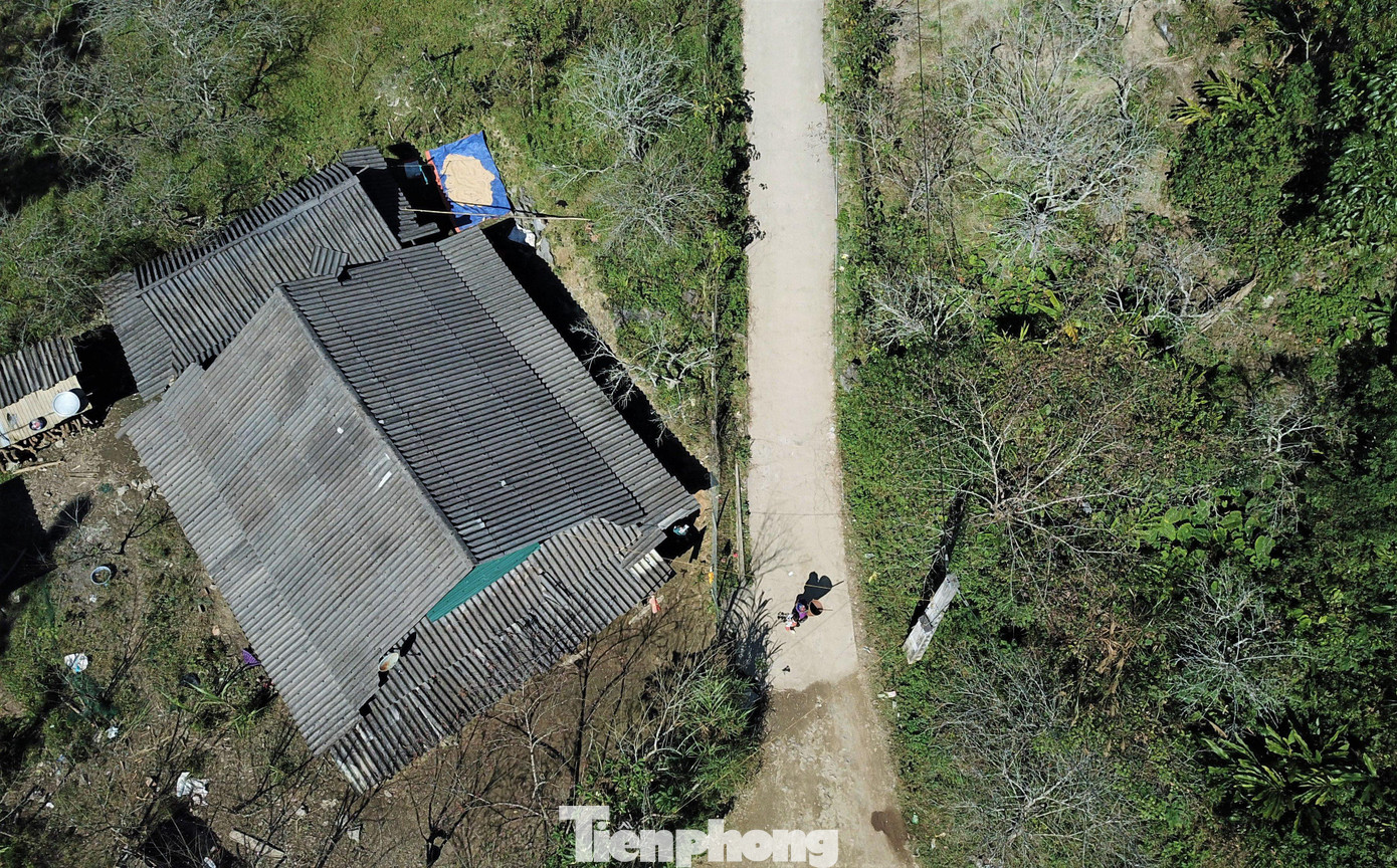 Một nét nổi bật mang đậm truyền thống văn hóa của người Mông ở Mường Lống là những mái nhà bằng gỗ Pơ Mu hoặc pro xi măng.