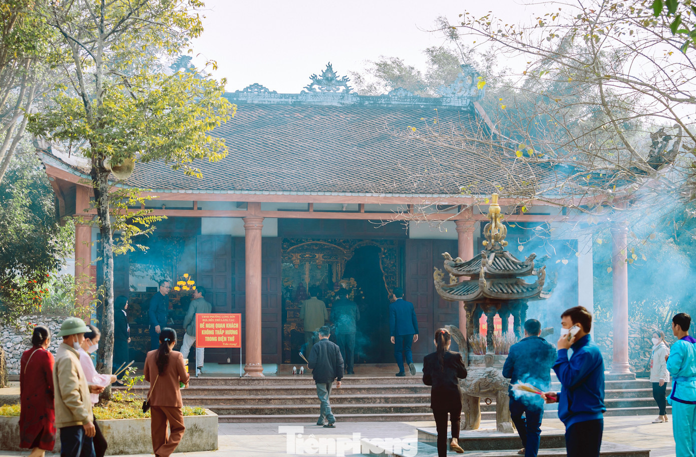 Di chỉ khảo cổ Làng Vạc có niên đại khoảng 2.500 năm trước - thời kỳ Vua Hùng dựng nước. Trên mảnh đất thiêng liêng này, cha ông ta đã tổ chức lao động, sản xuất, an cư lập nghiệp, đã sáng tạo ra những công cụ sản xuất, đồ dùng sinh hoạt, vũ khí tinh xảo, tạo dựng nên một nền văn minh rực rỡ. (Ảnh: Rạng Đông).