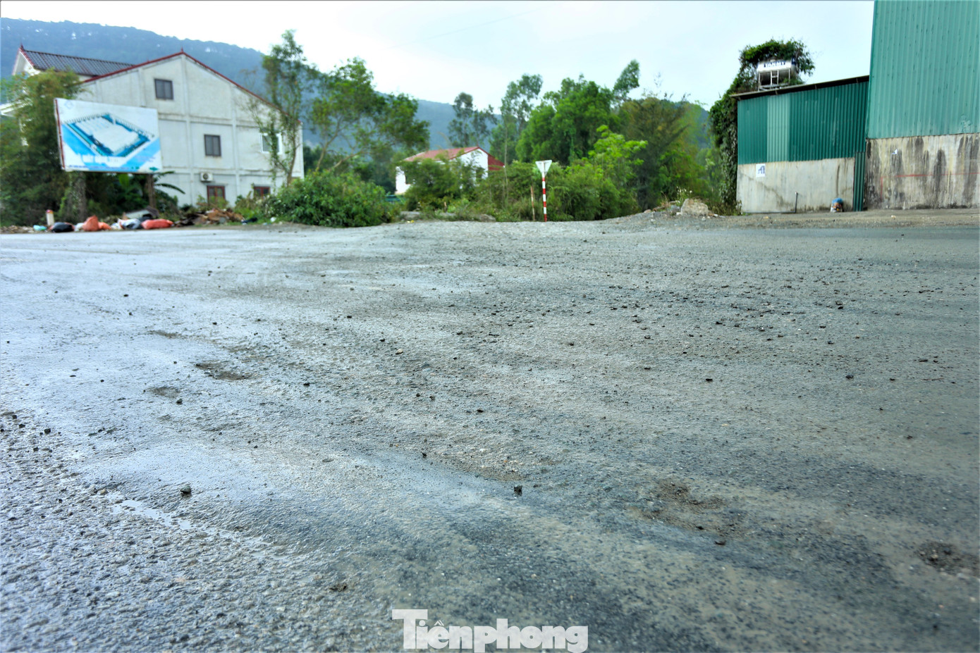 Tại điểm ngã ba nối vào các mỏ nguyên vật liệu ở xã Hưng Tây, mặt đường đã bị rạn nứt, hư hỏng do lượng lớn xe ra vào mỏ lấy nguyên liệu rồi chở đi Khu công nghiệp Vissip và công trường.