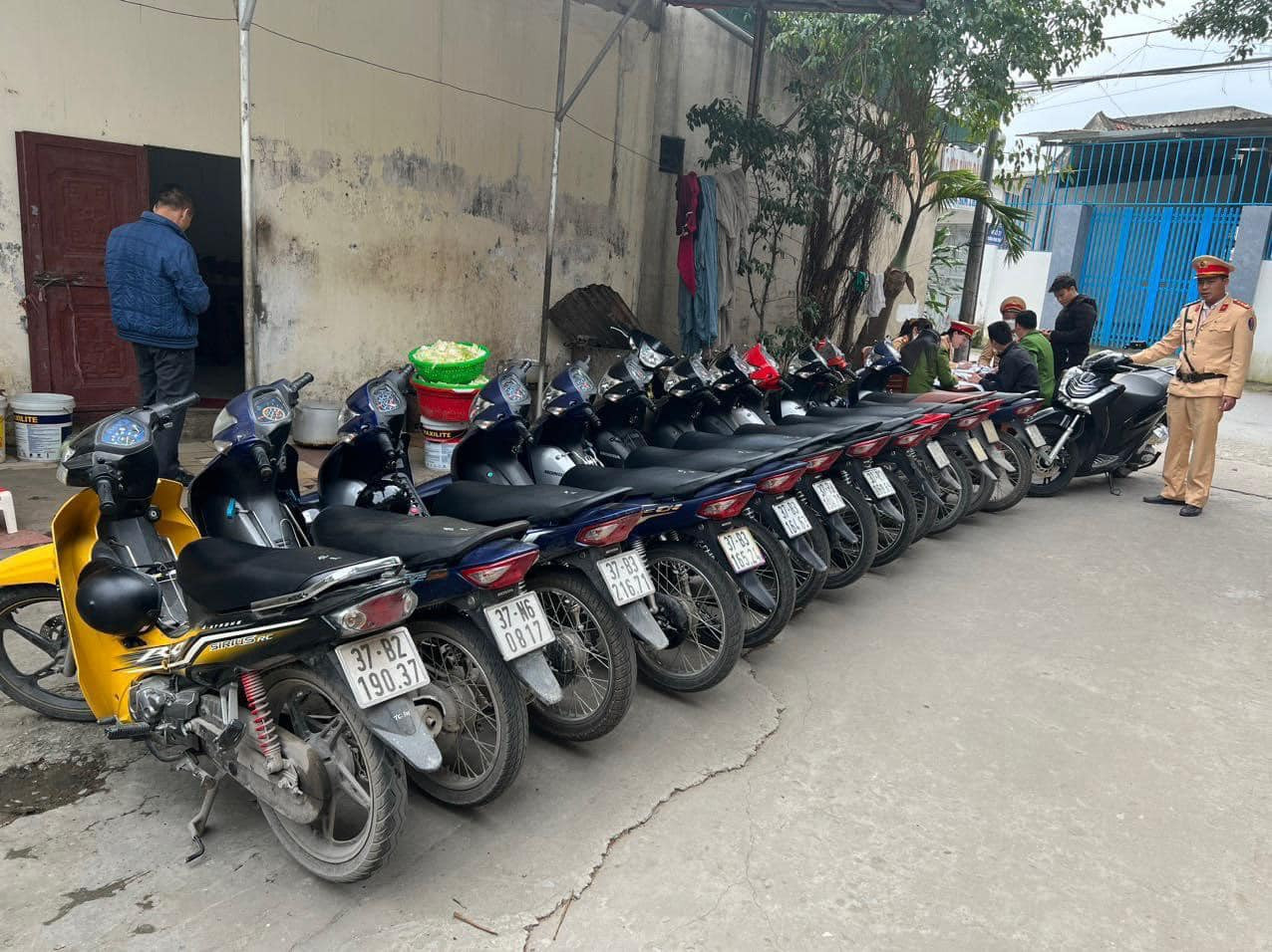 Lực lượng chức năng tiếp tục tăng cường tuần tra, xử lý trong những ngày tới. Lực lượng chức năng tiếp tục tăng cường tuần tra, xử lý trong những ngày tới.