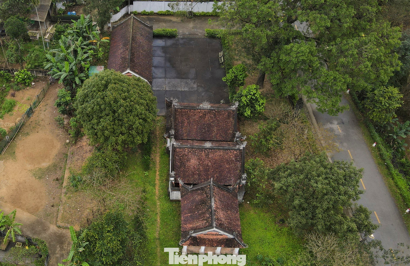 Đền Bạch Vân bố trí nhà Thượng điện kiến trúc chiều dọc, chiều cao thấp hơn Hạ điện và Trung điện. Quanh đền có cây cổ thụ tạo vẻ linh thiêng, huyền bí.