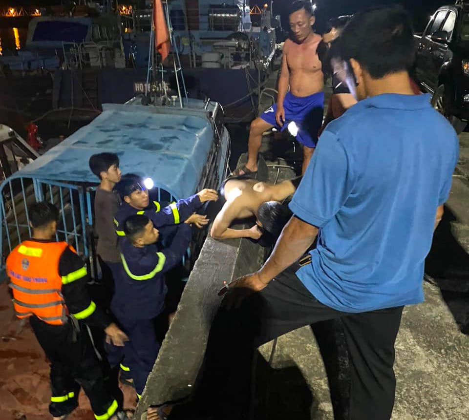 Nạn nhân được đưa lên bờ an toàn.