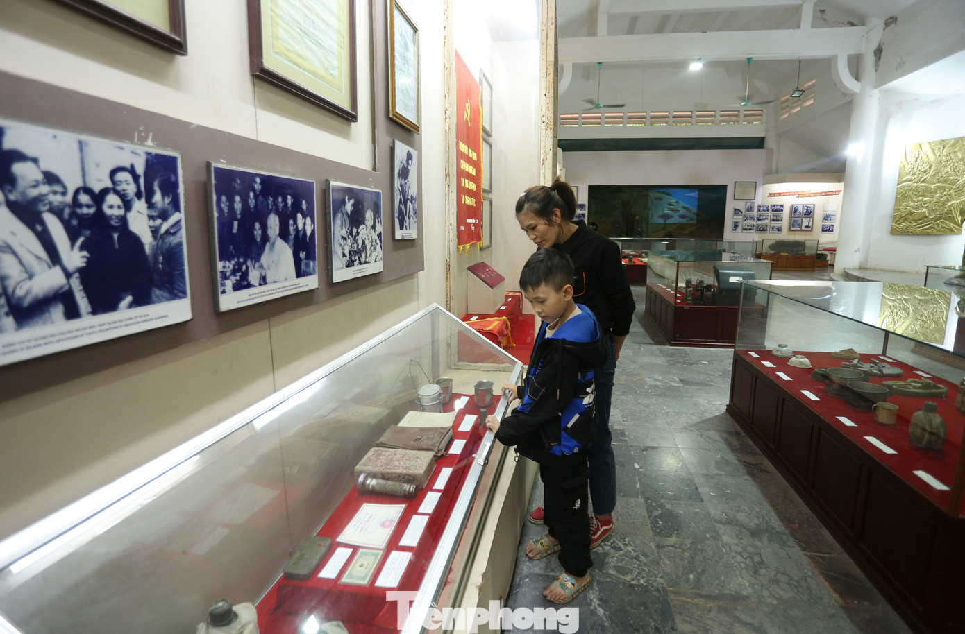 Cứ cuối tuần, bé Nguyễn Xuân Huy (9 tuổi, trú xã Mỹ Lộc, huyện Can Lộc) lại được mẹ dẫn đến Khu di tích Ngã ba Đồng Lộc để thăm quan, trải nghiệm và tìm hiểu lịch sử của cha ông ngày trước thông qua hiện vật và thông tin tại nhà truyền thống. "Ngoài bài giảng trên lớp, em học và biết được nhiều điều hơn về lịch sử dân tộc khi đến đây, được nghe các cô, chú hướng dẫn viên kể", Huy chia sẻ.