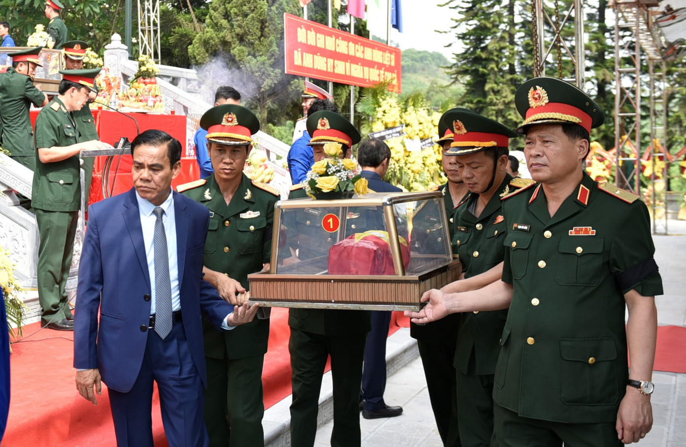 Hà Tĩnh tổ chức trọng thể lễ truy điệu và an táng 10 hài cốt liệt sĩ hy sinh tại nước bạn Lào.