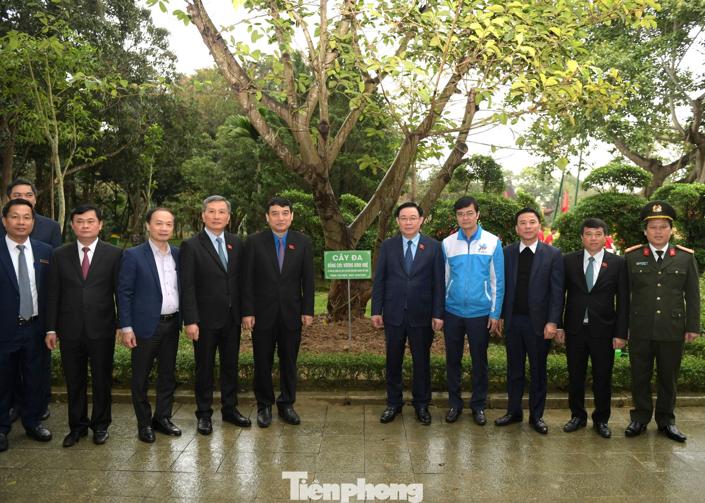 Chủ tịch Quốc hội Vương Đình Huệ trồng cây lưu niệm tại Khu di tích Quốc gia đặc biệt Kim Liên.