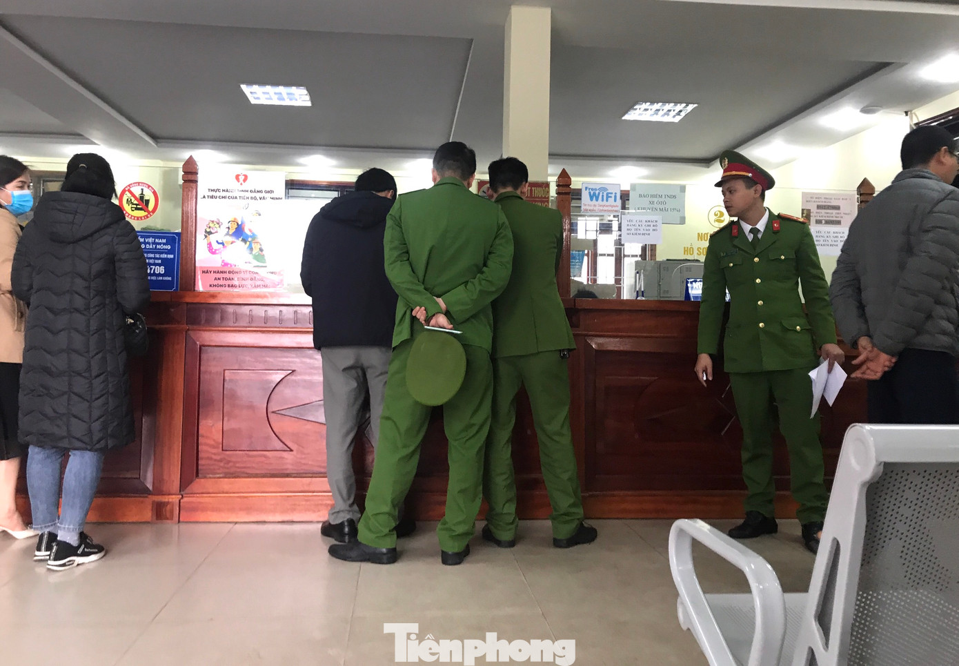 Các cán bộ công an làm việc bên trong văn phòng Trung tâm Đăng kiểm. Các cán bộ công an làm việc bên trong văn phòng Trung tâm Đăng kiểm.