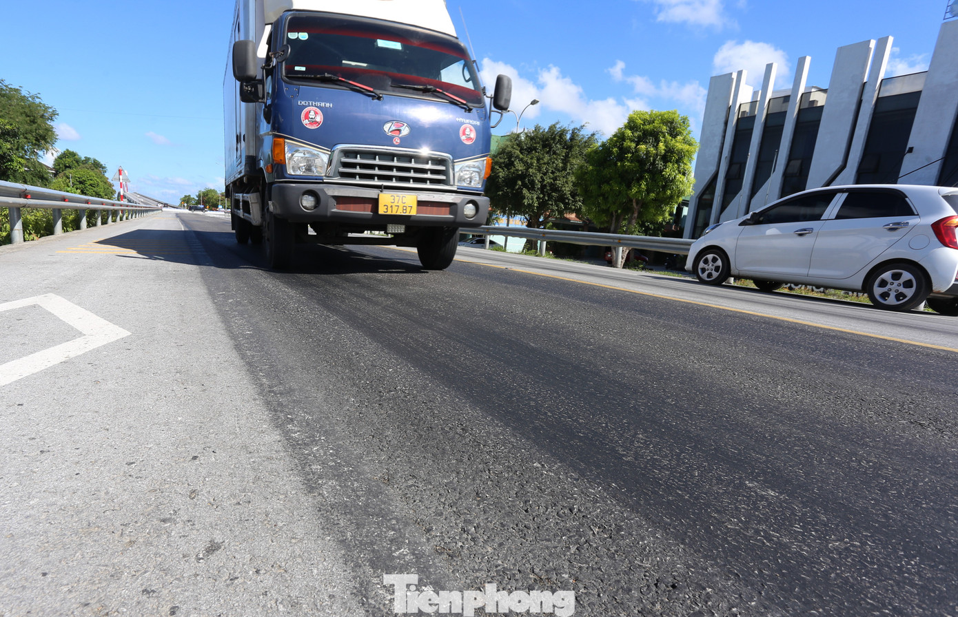 Ông Trần Tiến Dũng - Chủ tịch UBND phường Nghi Hải (TX. Cửa Lò, Nghệ An) cho biết: Thời gian qua, người dân liên tục phản ánh về tình trạng xe trọng tải lớn chạy nhiều trên đường ven biển, bất kể ngày đêm gây ồn và mất an toàn giao thông, ảnh hưởng đến người dân. Chính quyền đã nhiều lần kiến nghị tại các cuộc họp để các cơ quan chức năng, cấp trên có phương án xử lý, giảm thiểu tình trạng này.