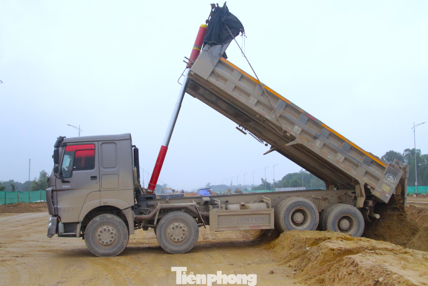 Bên cạnh việc huy động nhân công, nhiều loại máy móc được Công ty Tân Nam huy động để đẩy nhanh tiến độ việc vận chuyển vật liệu đắp nền, lu lèn nền đảm bảo độ chặt kỹ thuật.