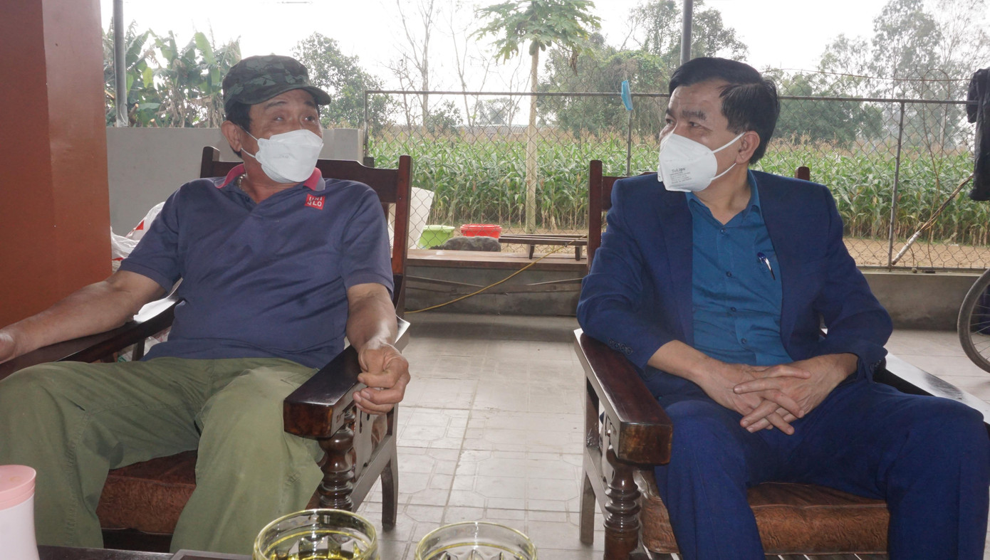 Chủ tịch xã Nghi Ân Chu Văn Mai vận động người dân hiến đất làm đường. Chủ tịch xã Nghi Ân Chu Văn Mai vận động người dân hiến đất làm đường.