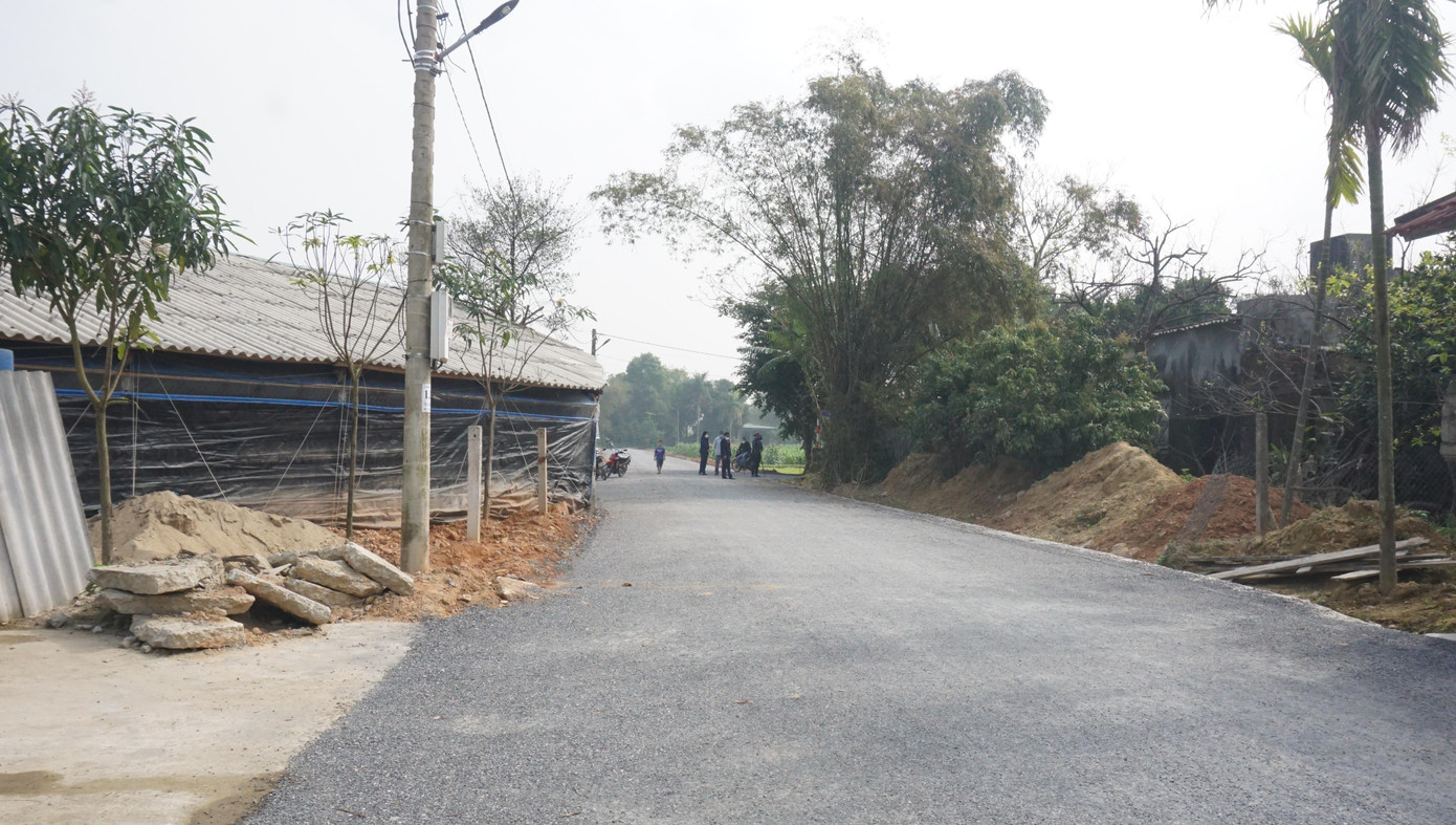 Đường xóm rộng, đẹp khi người dân nghe lời "quan xã". Đường xóm rộng, đẹp khi người dân nghe lời "quan xã".