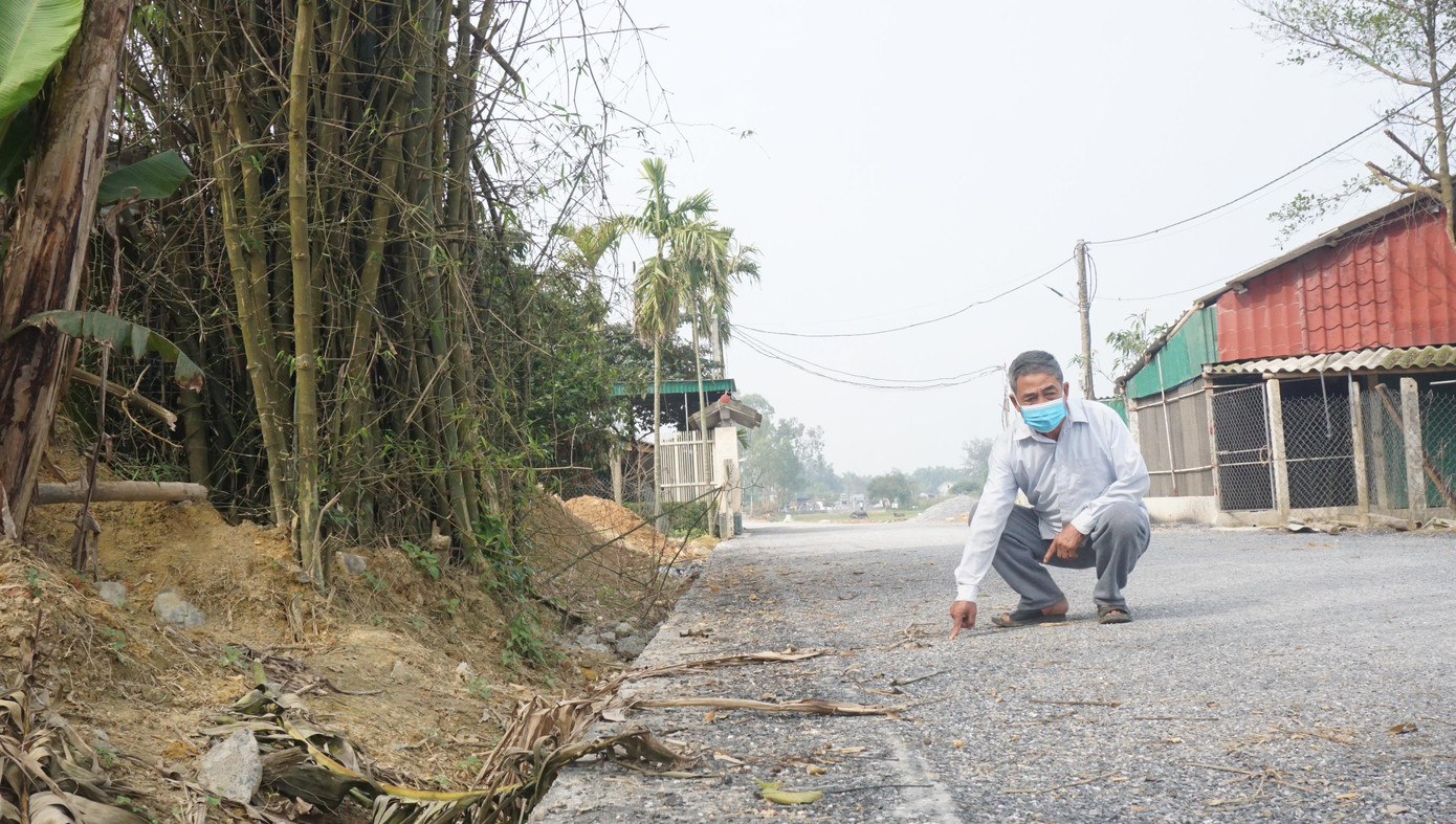 Ông Nguyễn Duy Mậu nghe lời "quan xã" hiến đất làm đường. Ông Nguyễn Duy Mậu nghe lời "quan xã" hiến đất làm đường.