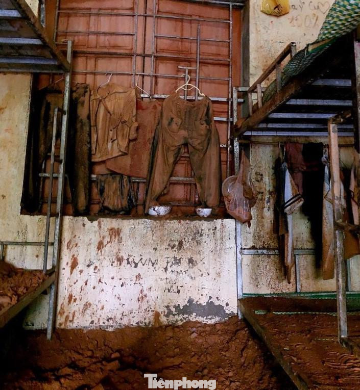 Những phòng trọ của học sinh tại thị trấn Mường Xén (huyện Kỳ Sơn), ngập bùn đất do mưa lũ gây ra. Theo thống kê, đợt lũ quét vừa qua, xã Tà Cạ và thị trấn Mường Xén (huyện Kỳ Sơn) làm sập và cuốn trôi 56 nhà, khiến 141 nhà bị ngập, sạt lở, hư hỏng nặng; 45 nhà phải di dời khẩn cấp.