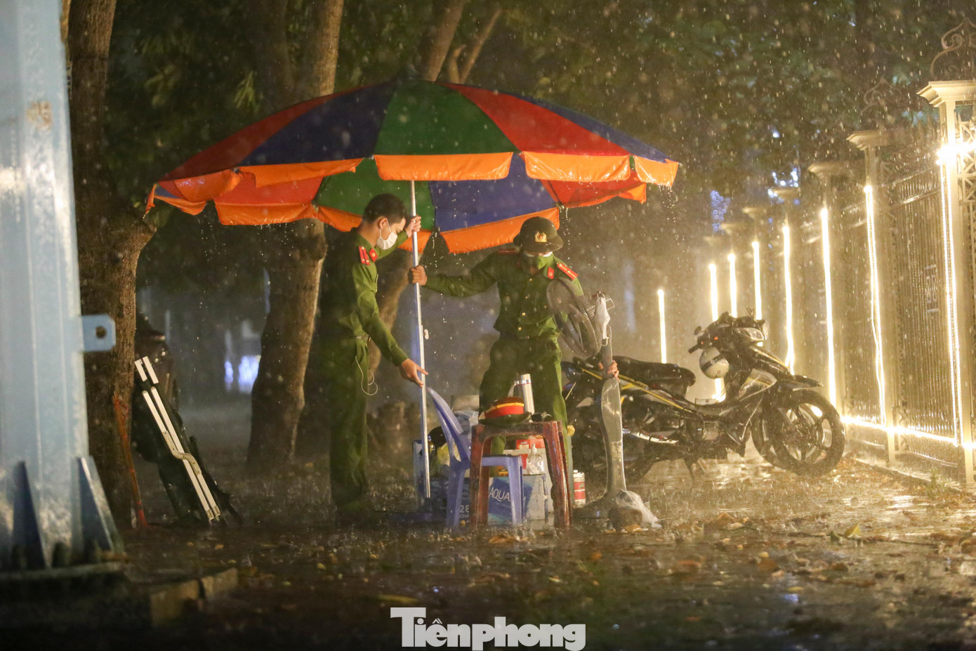 Sau thời gian nắng nóng kéo dài, trên địa bàn thành phố Vinh (Nghệ An) xuất hiện nhiều trận mưa lớn, gây không ít khó khăn cho tuyến đầu trong công tác phòng chống COVID-19.