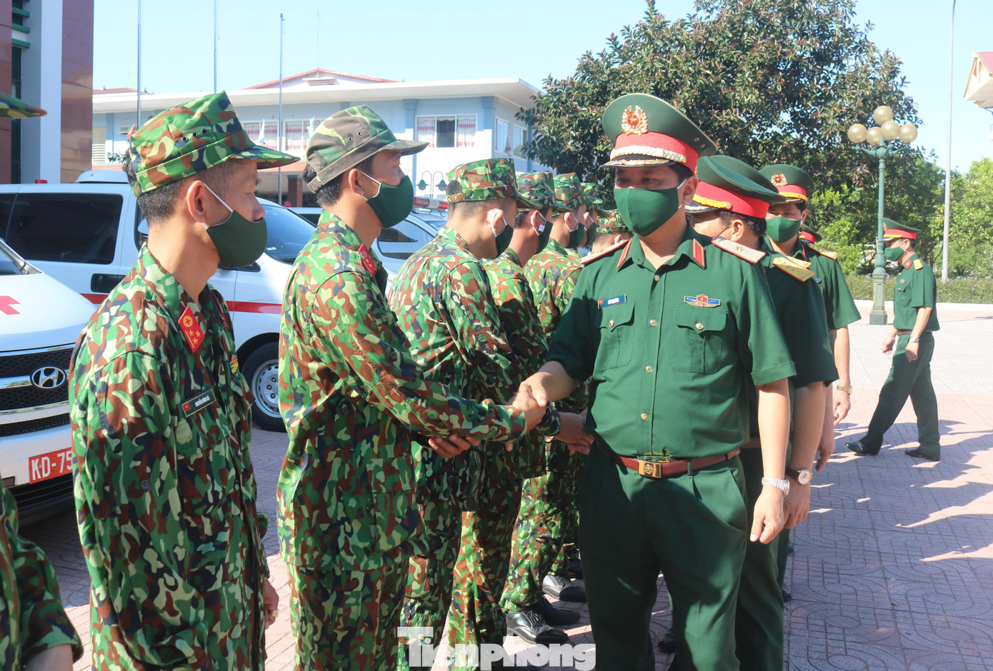 Các quân nhân được điều động có năng lực chuyên môn, nhiệt tình, trách nhiệm, đủ sức khỏe để phục vụ công tác phòng, chống dịch COVID-19. Trước đó, lực lượng quân y, lái xe các bệnh viện, trạm xá quân y thuộc Quân khu 4 đã được được tiêm vắc xin phòng COVID-19 và tập huấn đầy đủ về công tác phòng, chống dịch.