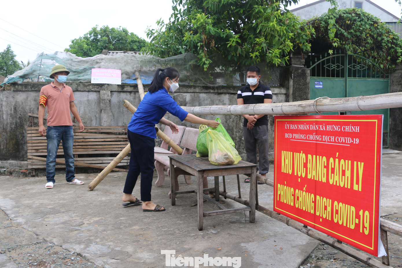 Sau đó, thành viên Tổ COVID cộng đồng và đoàn viên thanh niên tình nguyện sẽ chuyển hàng tới nhà cho các hộ gia đình kèm theo tờ phiếu các hộ gia đình đã đăng ký. Trong ảnh: Chị Thái Thị Tú - Đoàn xã Hưng Chính mang nhu yếu phẩm đến chốt phong tỏa cho người dân. Sau đó, thành viên Tổ COVID cộng đồng và đoàn viên thanh niên tình nguyện sẽ chuyển hàng tới nhà cho các hộ gia đình kèm theo tờ phiếu các hộ gia đình đã đăng ký. Trong ảnh: Chị Thái Thị Tú - Đoàn xã Hưng Chính mang nhu yếu phẩm đến chốt phong tỏa cho người dân.