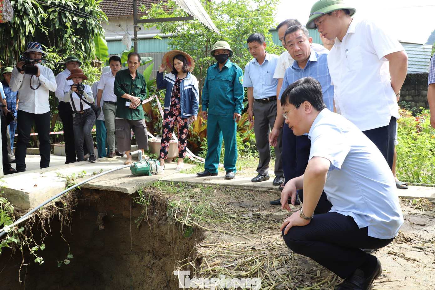 Ông Nguyễn Đức Trung kiểm tra tại các vết nứt, sụt lún trong nhà người dân xã Châu Hồng.