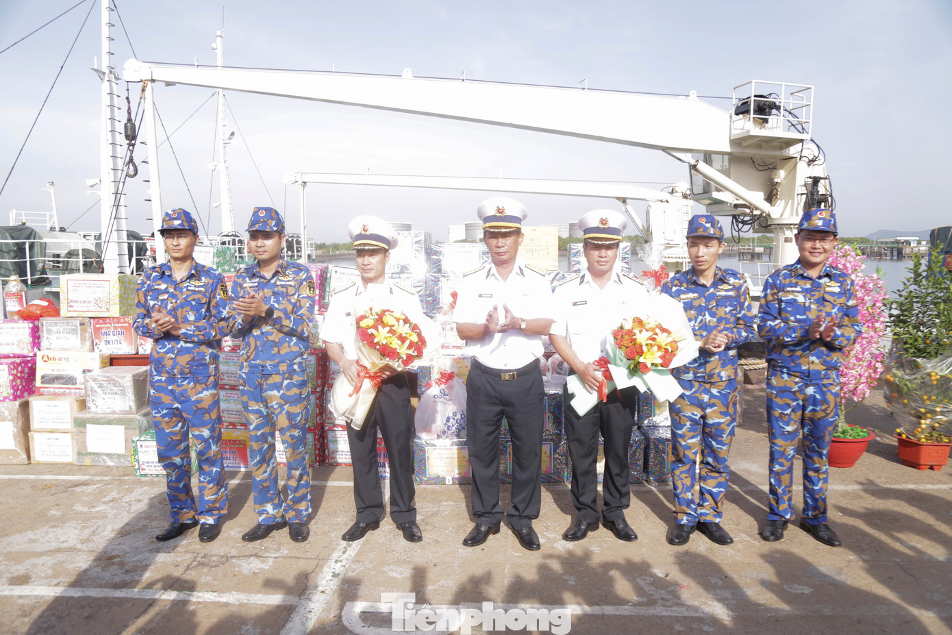 Đại tá Đặng Mạnh Hùng – Phó Chính ủy Vùng 2 Hải quân tặng hoa, chúc chuyến công tác của Đoàn thành công, tốt đẹp.
