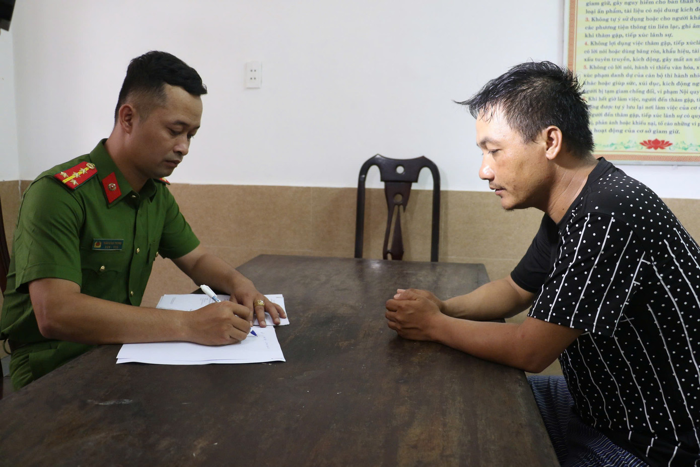 Công an lấy lời khai của đối tượng Võ Văn Kiên.