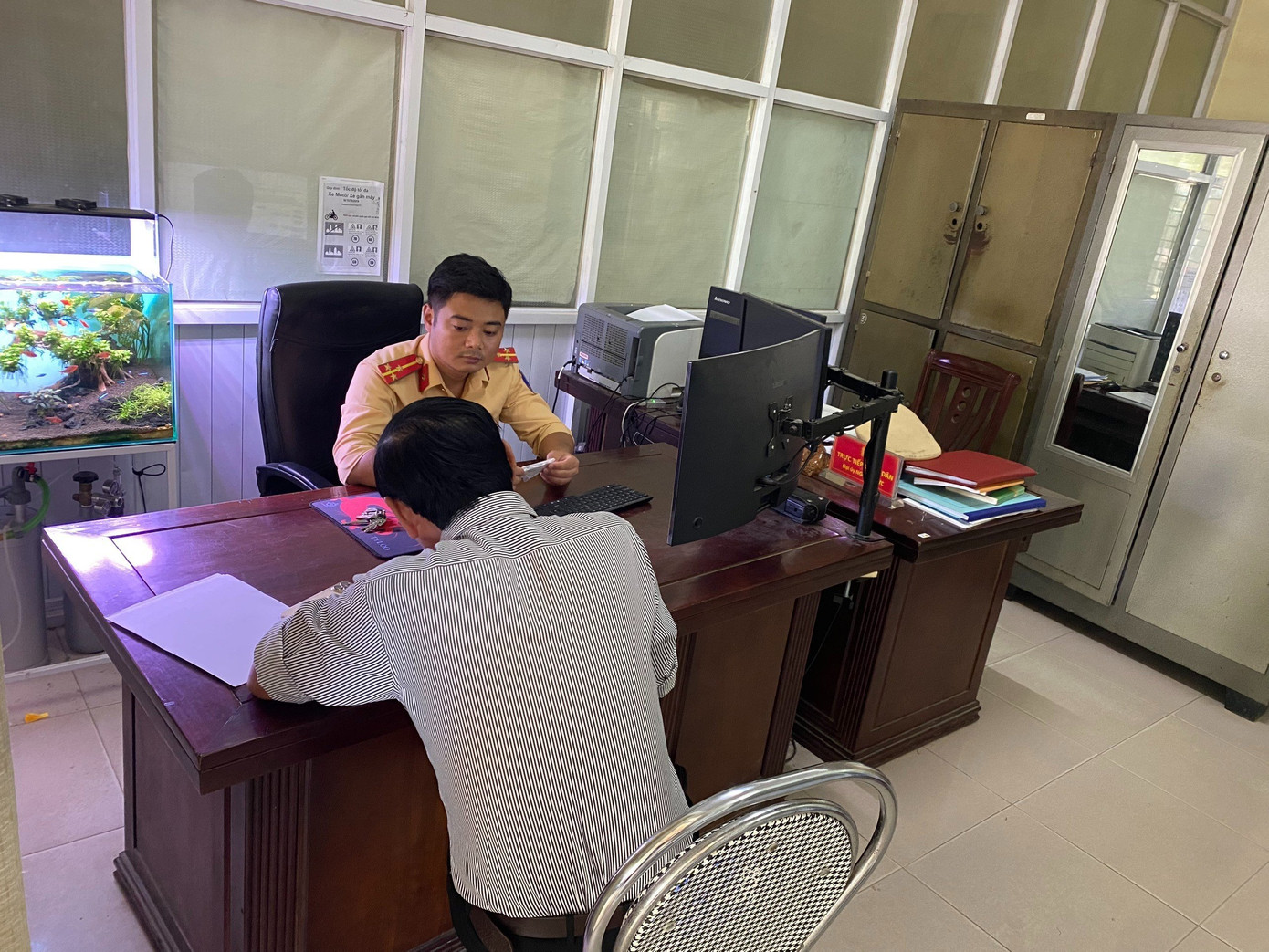 Đội Cảnh sát Giao thông - Trật tự Công an thành phố Vinh làm việc với tài xế H. để hoàn thiện hồ sơ, xử phạt theo quy định.