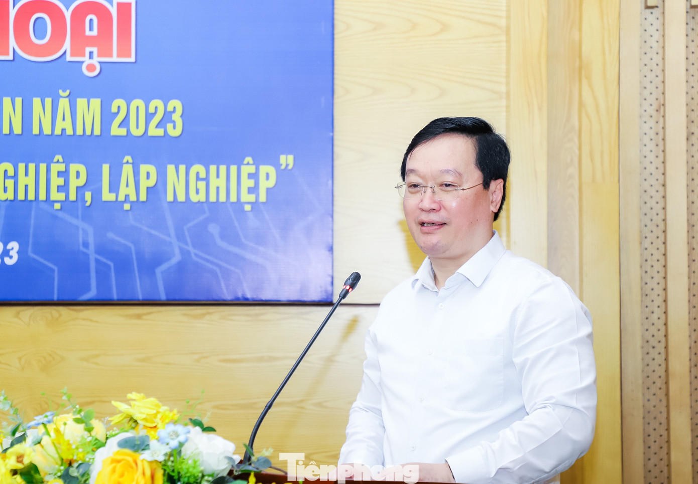 Chủ tịch UBND tỉnh Nghệ An Nguyễn Đức Trung đặt câu hỏi cho đoàn viên, thanh niên trong tỉnh.