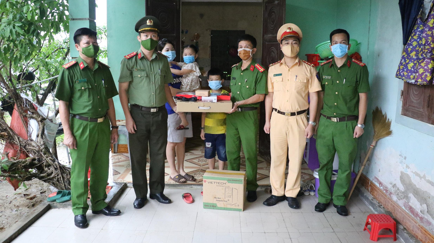 Đoàn Thanh niên Công an tỉnh Nghệ An triển khai chương trình Sóng và máy tính cho em, hỗ trợ con của Cán bộ, chiến sỹ có hoàn cảnh khó khăn năm 2021. Ảnh: Hữu Thăng.