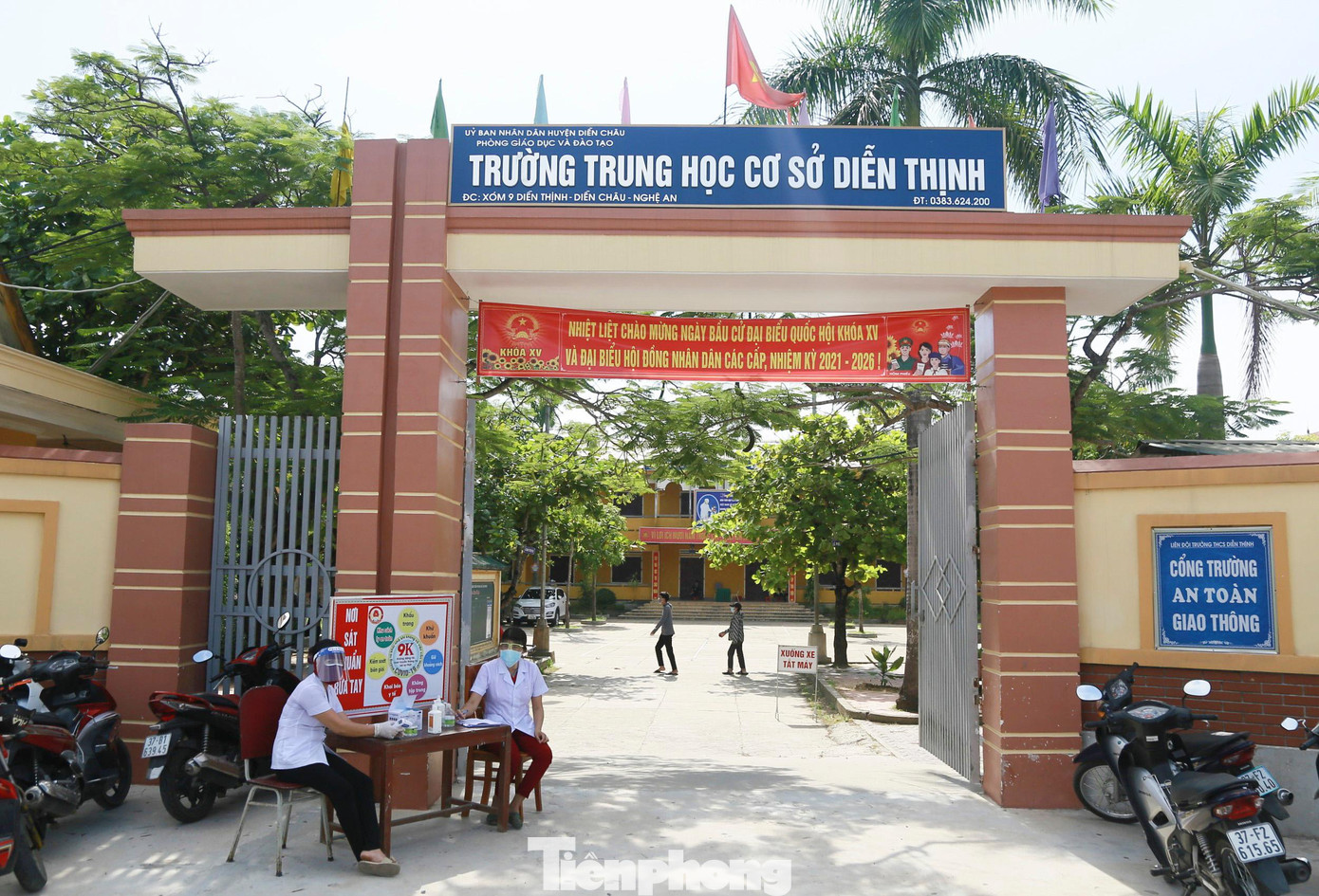 Dịch COVID-19 đang diễn biến phức tạp trên địa bàn tỉnh Nghệ An, số lượng thí sinh F2 toàn tỉnh là 78 và 5 thí sinh F1 (số lượng thay đổi tùy theo diễn biến dịch). Riêng, trường THPT Quỳnh Lưu 3 có 23 thí sinh F2, số thí sinh này sẽ được bố trí 2 xe đưa đón đến điểm thi. Dịch COVID-19 đang diễn biến phức tạp trên địa bàn tỉnh Nghệ An, số lượng thí sinh F2 toàn tỉnh là 78 và 5 thí sinh F1 (số lượng thay đổi tùy theo diễn biến dịch). Riêng, trường THPT Quỳnh Lưu 3 có 23 thí sinh F2, số thí sinh này sẽ được bố trí 2 xe đưa đón đến điểm thi.