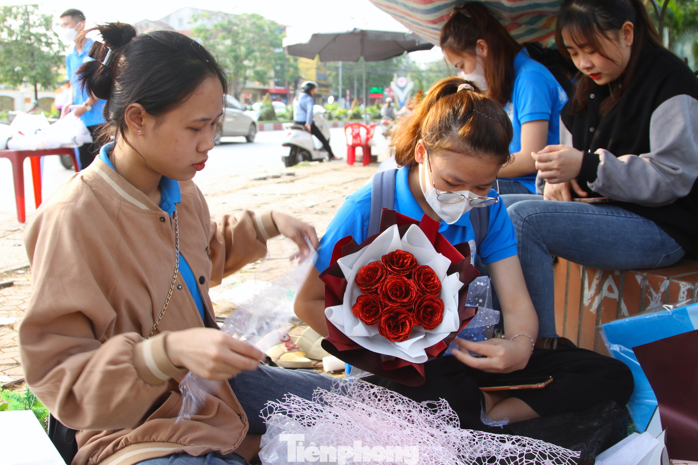 Những bó hoa sáp được các bạn đoàn viên, sinh viên tình nguyện tự tay cắm, trau chuốt và gửi gắm vào đó tình yêu thương với mong muốn bán được thật nhiều để gây quỹ từ thiện vì người nghèo.