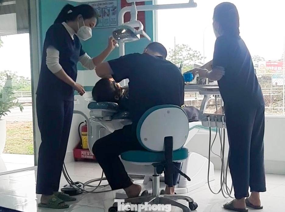 3 nhân viên tại phòng khám song chỉ có một điều dưỡng có chứng chỉ hành nghề. 3 nhân viên tại phòng khám song chỉ có một điều dưỡng có chứng chỉ hành nghề.