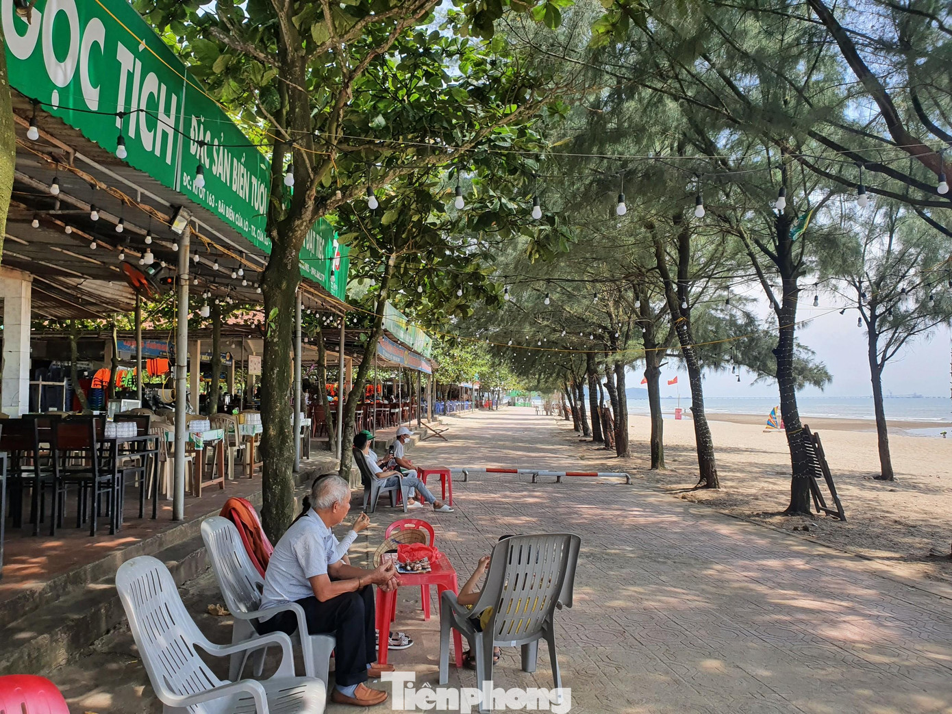 Ông Doãn Tiến Dũng - Chủ tịch UBND TX. Cửa Lò cho biết, thời gian qua, thị xã đã tập trung tuyên truyền về chủ trương làm mới bãi biển để bà con nhân dân và các hộ kinh doanh nắm bắt tư tưởng. Hầu hết các hộ kinh doanh đều hiểu và đồng tình với chủ trương này của thị xã.