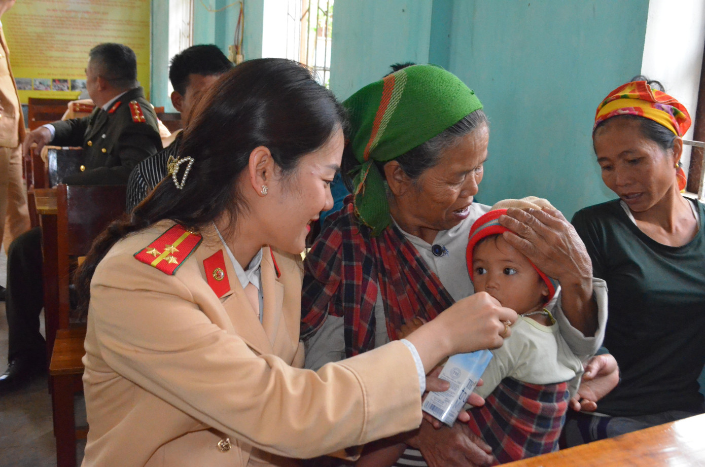Chi đoàn Phòng CSGT thăm, tặng quà cho người nghèo xã biên giới Mường Ải, huyện Kỳ Sơn. Ảnh: Hữu Thăng.