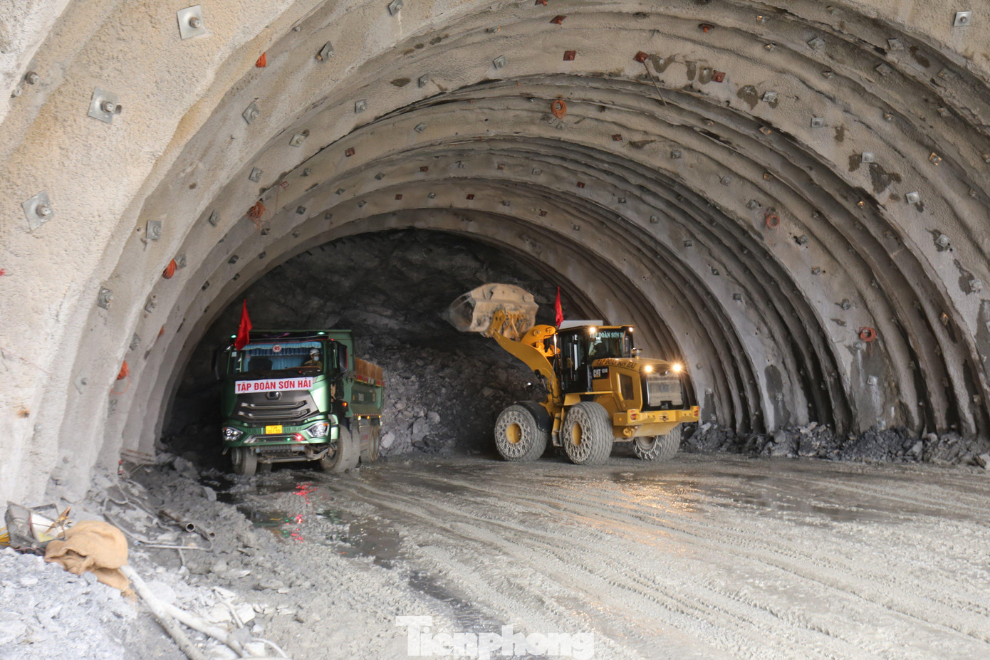 Để thúc tiến độ, Tập đoàn Đèo Cả đã huy động nhân lực và máy móc tốt nhất, tăng tốc thi công 3 ca liên tục, phấn đấu đến ngày 30/4/2022 sẽ thông ống hầm.
