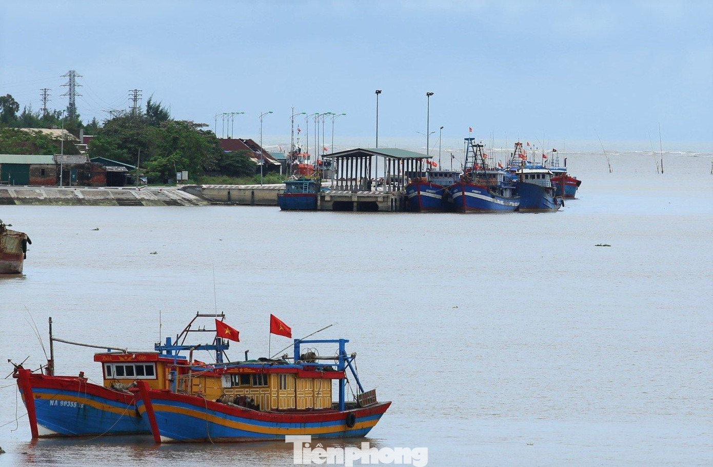 Đối với tuyến biển và ven bờ phải theo dõi chặt chẽ các bản tin về bão; thông báo cho các phương tiện, tàu thuyền đang hoạt động trên biển biết diễn biến của bão để chủ động phòng tránh, đảm bảo an toàn và có kế hoạch sản xuất phù hợp; sẵn sàng phương án đảm bảo an toàn cho phương tiện và cho người trên các tàu thuyền vận tải, tàu thuyền đánh cá vãng lai.