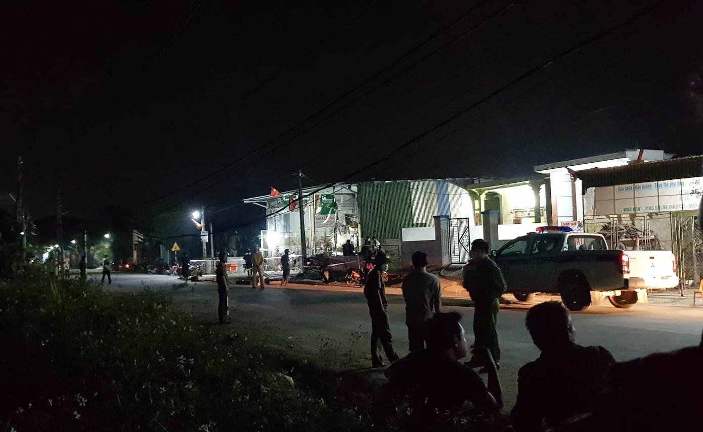 Công an khám nghiệm hiện trường đến đêm 2/4.