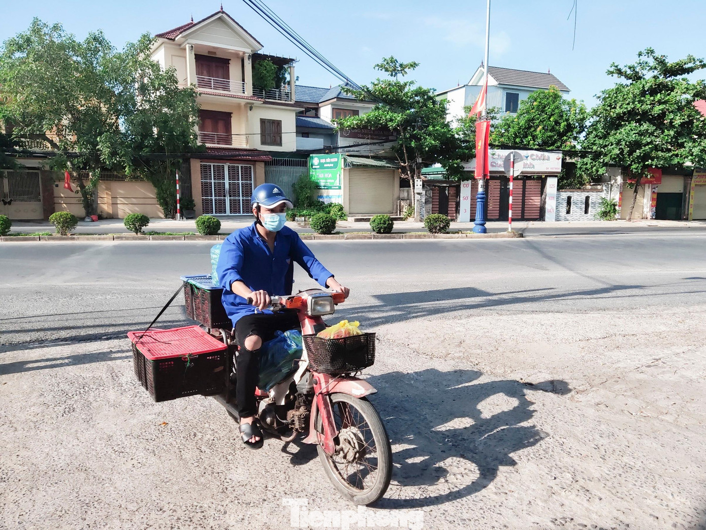 Tổ COVID cộng đồng của mỗi xóm sẽ lên nhận hàng của xóm mình. Tổ COVID cộng đồng của mỗi xóm sẽ lên nhận hàng của xóm mình.