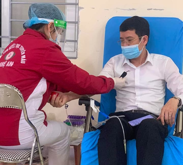 Anh Đức là người nhiệt huyết, năng nổ tham gia hiến máu. Mỗi năm, vợ chồng anh đều hiến 2-3 lần theo định kỳ hoặc khi có bệnh nhân cần gấp. Anh Đức là người nhiệt huyết, năng nổ tham gia hiến máu. Mỗi năm, vợ chồng anh đều hiến 2-3 lần theo định kỳ hoặc khi có bệnh nhân cần gấp.