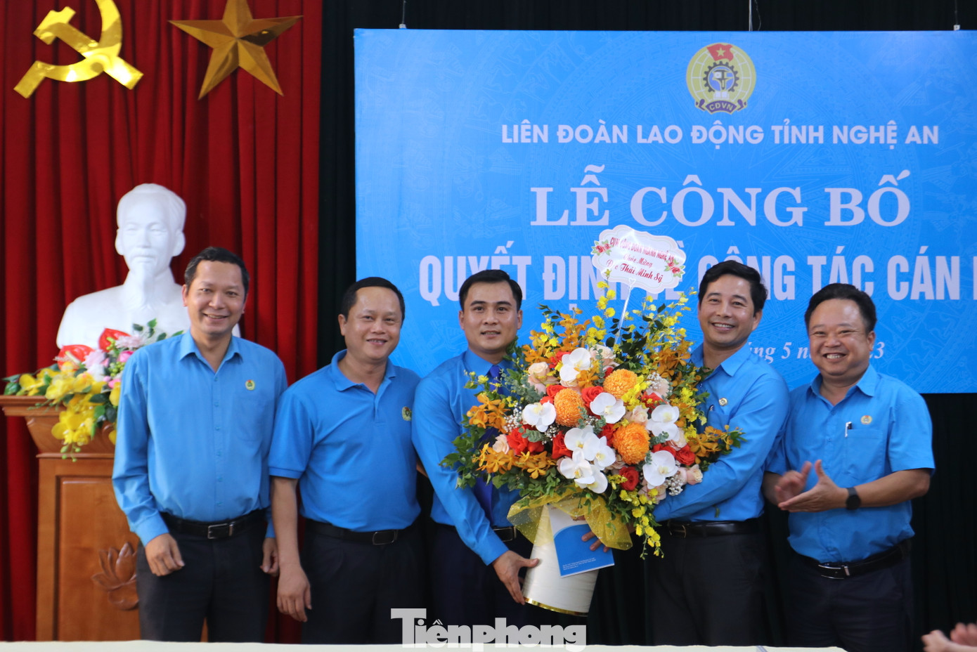 Cụm Công đoàn ngành Giáo dục Nghệ An tặng hoa chúc mừng ông Thái Minh Sỹ.