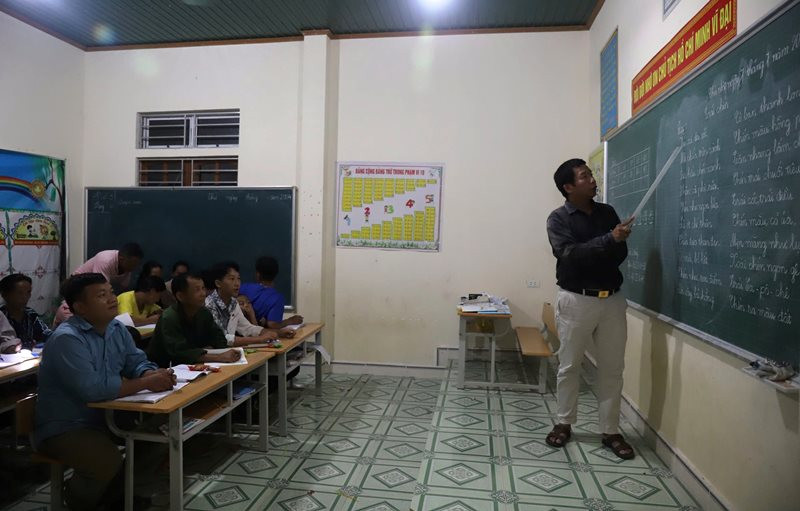 Lớp học xóa mù chữ ở bản Huồi Xài, xã Na Ngoi.