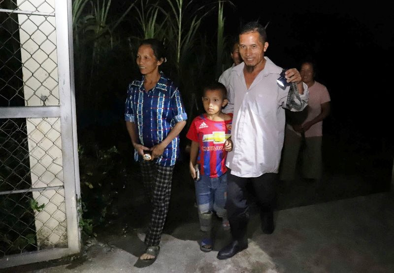 Nhiều cặp vợ chồng người Mông ở Na Ngoi cùng nhau đến lớp học xóa mù chữ.