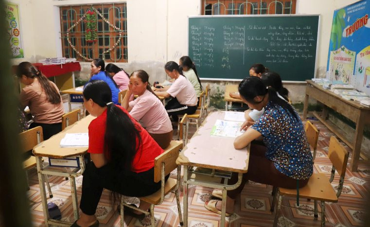 Những học viên tham gia lớp học xóa mù chữ với hy vọng "thắp sáng" cuộc đời nơi bản nghèo.