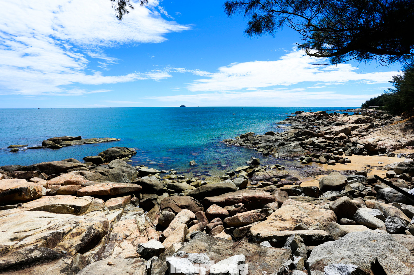 Nơi đây được biết đến là địa điểm có bãi đá tự nhiên đẹp, nước biển trong xanh, rừng cây mát mẻ...Nhiều du khách tự tìm đến trải nghiệm, vui chơi, cắm trại, tổ chức nấu nướng, ăn uống.