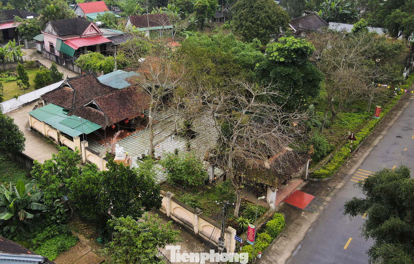 Cạnh bên là chùa Thịnh Xá, nằm trong cụm di tích này. Chùa cũng được xếp hạng di tích Quốc gia năm 2008, nhưng hiện nay đã xuống cấp, tiềm ẩn nguy cơ mất an toàn.