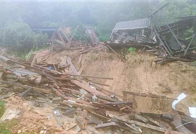 Nhà dân bị hư hỏng, đổ sập do mưa lũ gây ra.